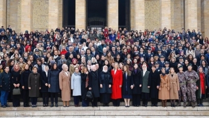 Nozīmīga ministra Zehra Zümrüt Selçuk vizīte ar sievietēm