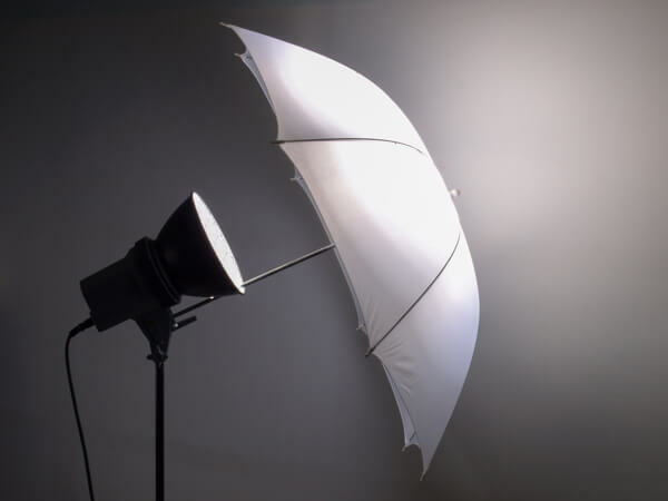 Foto lietussargs palīdz radīt maigu, glaimojošu gaismu jūsu videoklipiem.