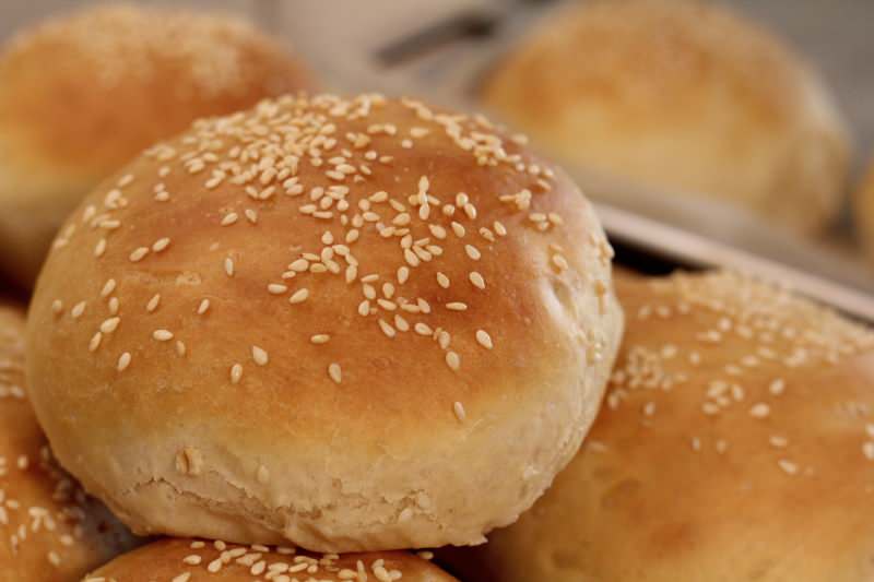 Kā mājās pagatavot vieglu hamburgera maizi? Hamburgera maizes recepte