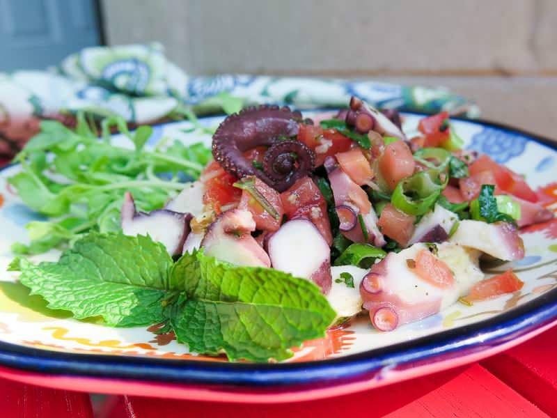 Kā pagatavot astoņkāju salātus ar sasmalcinātām olīvām? Vienkāršākie astoņkāju salāti ar sasmalcinātām olīvām ...