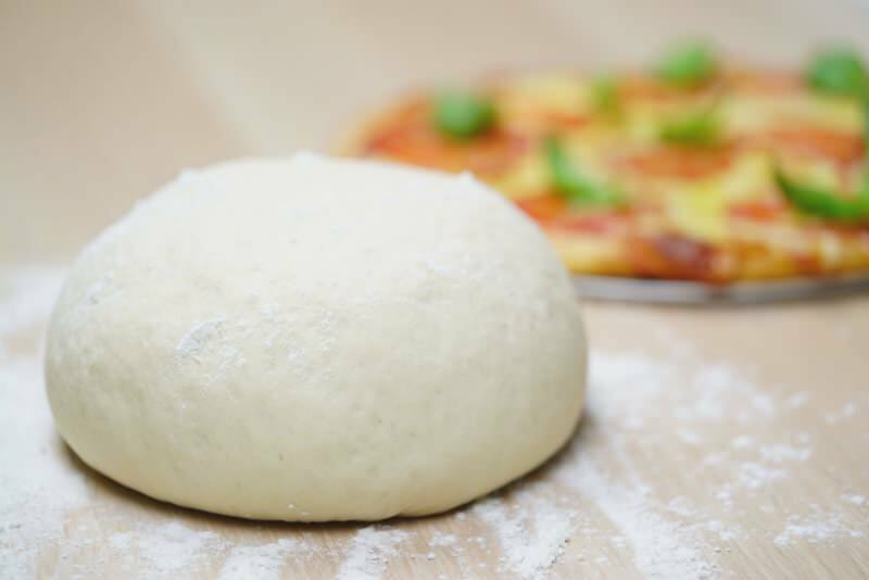 Kā tiek pagatavota picas mīkla? Oriģinālas picas mīklas pagatavošanas triks