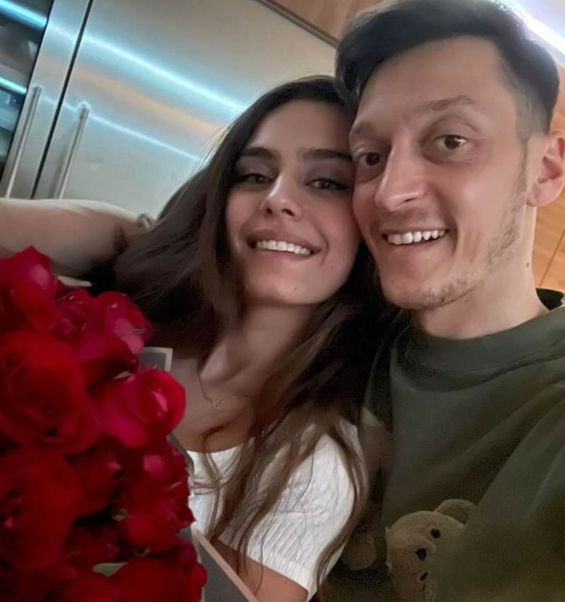 Mesuta Özila romantisks vēstījums sievai Amīnai Gülšei: "Tāpēc, ka jūs vienmēr esat ar mani ..."