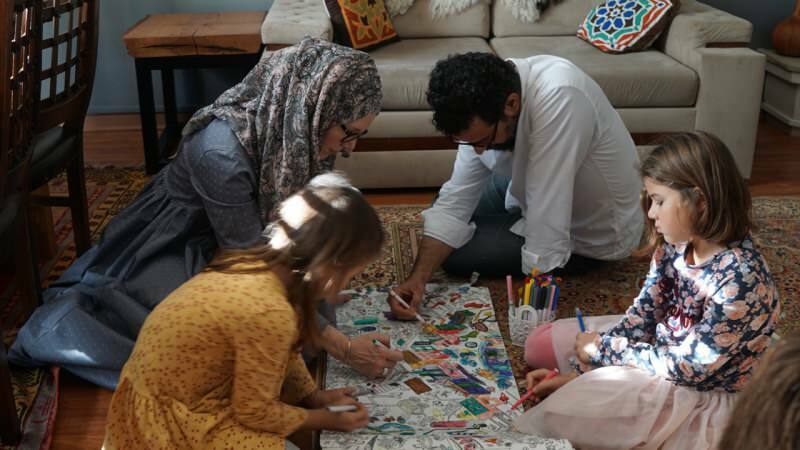 Kanādiešu musulmaņu māte sociālajos tīklos runā par islāmu ar saviem 5 bērniem