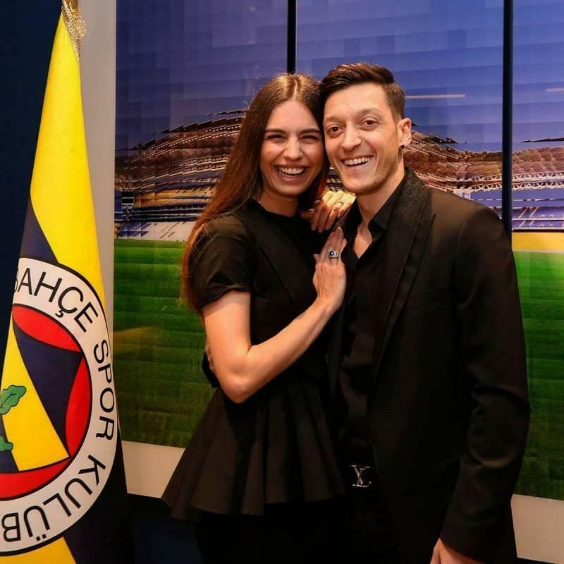 Amine Gülşe svinēja vīra Mesuta Özila tēva dienu