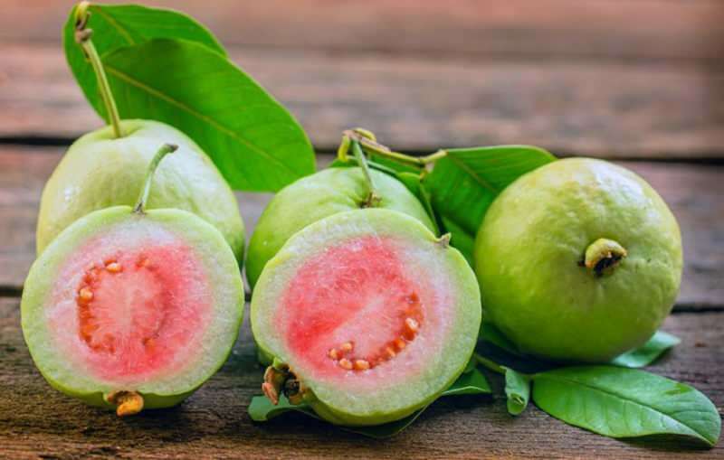 Satur spēcīgus antioksidantus, piemēram, guavānas tomātus