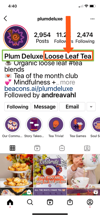 @splumdeluxe instagram profila piemērs, kura lapas biogrāfijā tiek rādīti atslēgvārdi “plūmju deluxe” un “vaļīgu lapu tēja”, ļaujot viņiem labi parādīties meklēšanas rezultātos