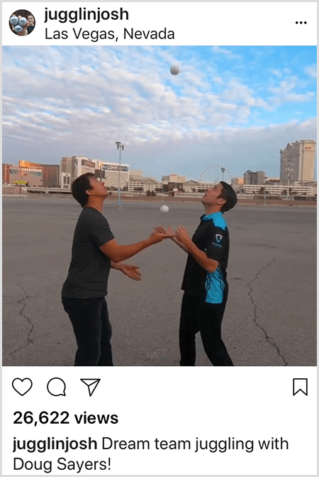 Džoša Hortona Instagram foto ar sadarbību ar Doug Sayers. Ziņas augšdaļā fotogrāfija atrodas Lasvegasā, Nevadā. Divi baltie vīrieši stāv tukšā partijā viens otram pretī, skatoties augšup uz bumbām, ar kurām žonglē.