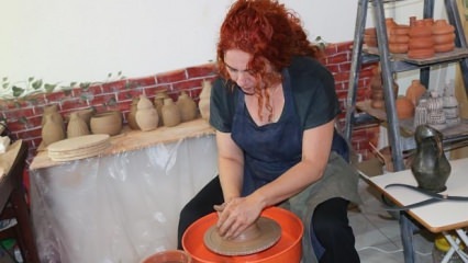 Dibinājis keramikas darbnīcu, kuru iedvesmojis viņa ceļojums uz ārzemēm