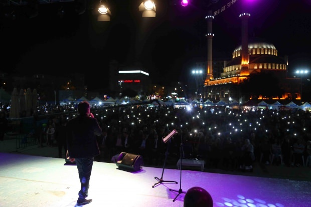 Bosnijas mākslinieks Zeids Şoto un Eşref Ziya Terzi sniedza koncertu Bağcılar 