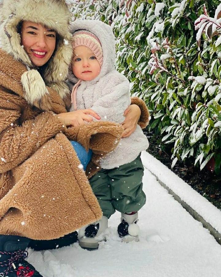 Sniega poza kopā ar meitu Leilu no aktrises Sedas Bakanas!