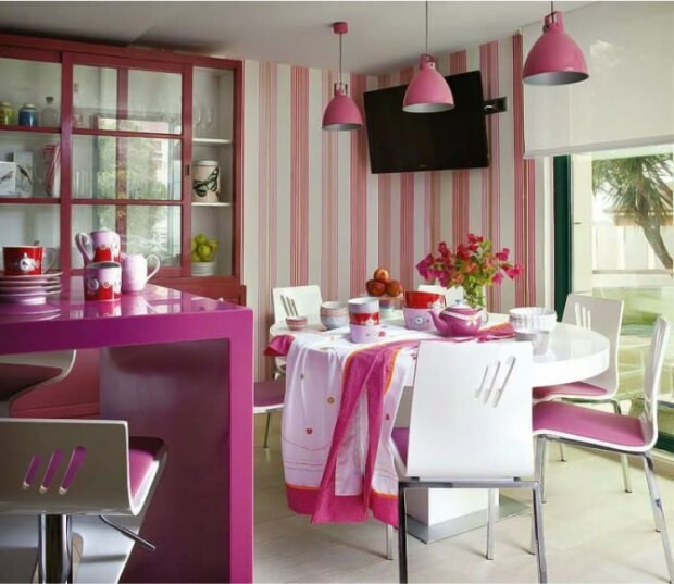 rozā virtuves piederumi