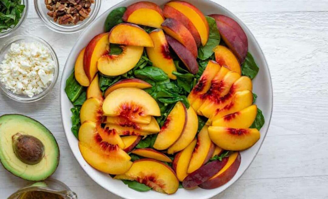 Instagram populārā recepte, kā pagatavot persiku rukolas salātus? Persiku vasaras salātu recepte