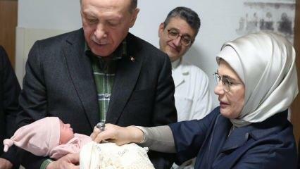 Prezidents Erdogans un viņa sieva Emine Erdogana apmeklēja zemestrīces upurus