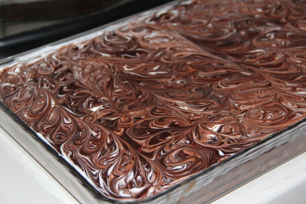 Kā pagatavot vieglāko raudošo kūku? Raudošu kūku recepte ar gardu šokolādes mērci