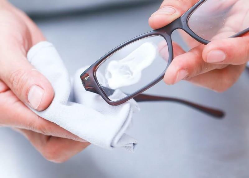 kā noņemt skrambas uz brillēm