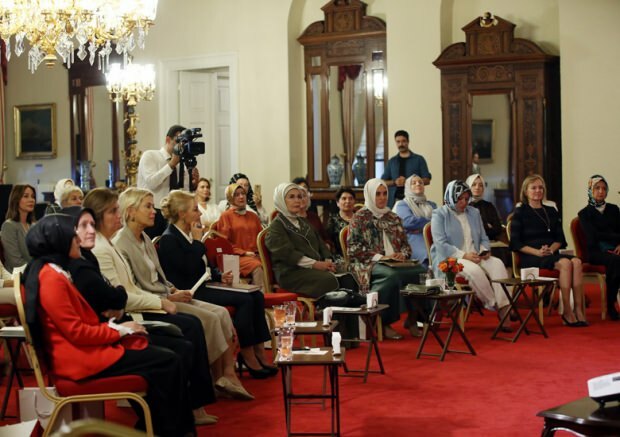 Pirmā lēdija Erdogana piedalījās intervijā Dolmabahčē