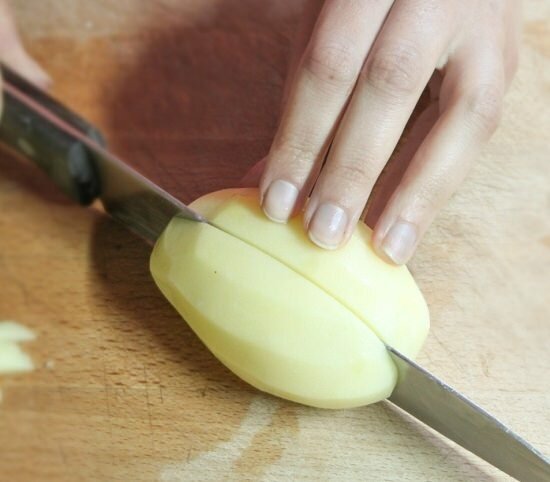 Kā sagriezt ābolu šķēli?