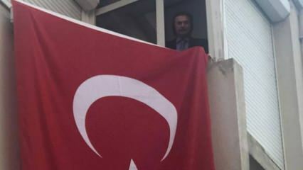 Orhans Gencebijs no savas mājas loga lasīja Valsts himnu