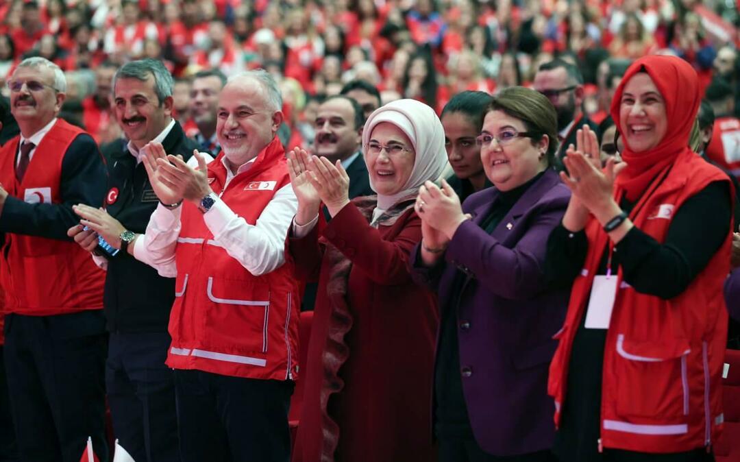Emine Erdogan uzstājās Sarkano vestu starptautiskās brīvprātīgā darba balvas pasniegšanas ceremonijā