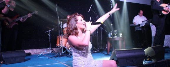 Grieķu dziedātāja Anastasija Kalogeropoulou uzstājās TRNC, pasludināta par nodevēju