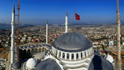 Tika uzklāti Çamlıca mošejas paklāji
