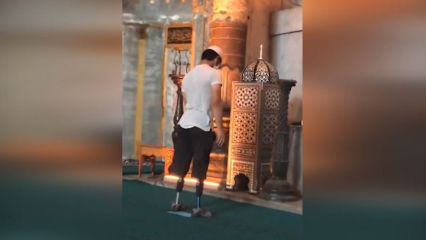 Jaunais vīrietis lūdzās ar savām protezētajām kājām pie Hagia Sophia mošejas!