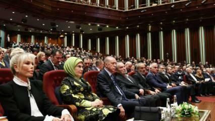 Emine Erdogan sveica māksliniekus, kuri saņēma Valsts prezidenta kultūras un mākslas balvu
