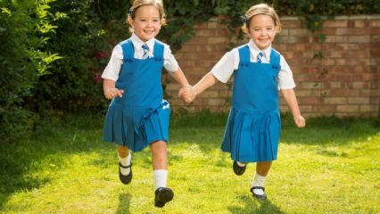 Vai dvīņu māsām vajadzētu mācīties tajā pašā klasē? Dvīņu brāļu izglītība
