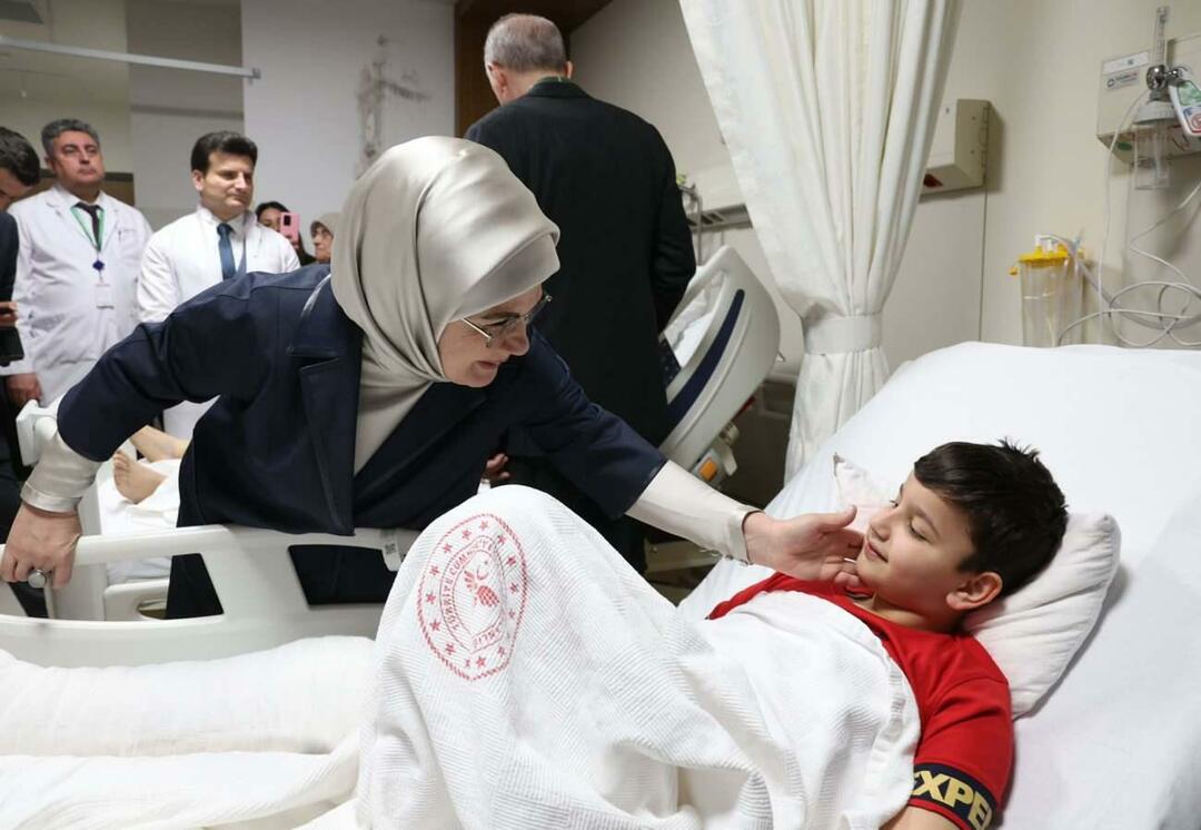 Prezidents Erdogans un viņa sieva Emine Erdogana apmeklēja zemestrīces upurus
