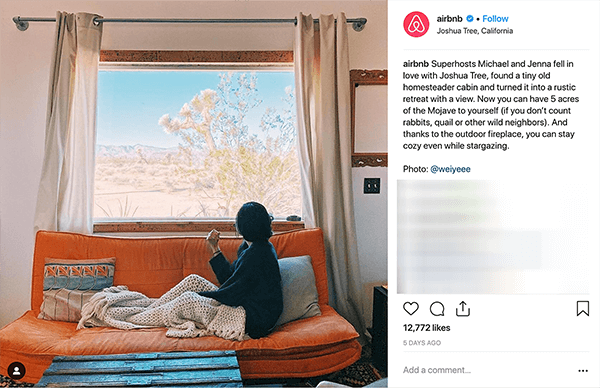 Šis ir Airbnb Instagram ieraksta ekrānuzņēmums. Tas stāsta par pāri, kurš uzņem cilvēkus savās mājās, izmantojot Airbnb. Fotoattēlā kāds sēž uz oranžas krāsas dīvāna zem smilškrāsas adītas metiena segas un skatās pa logu uz tuksneša ainavu. Melisa Kasera saka, ka šie stāsti ir uzņēmējdarbības piemērs, izmantojot monstru līnijas pārvarēšanu savā sociālo mediju mārketingā.