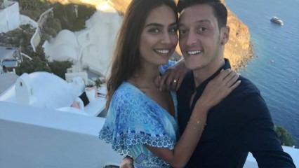 Mesuts Özils un Amīna Gülše ir saderinājušies