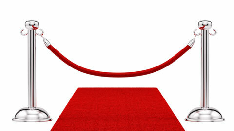 shutterstock 103168676 sarkana paklāja un samta virves attēls
