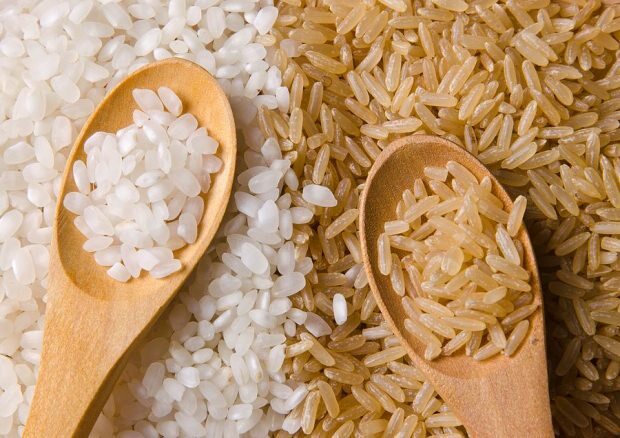 brūnie rīsi ar baltajiem rīsiem