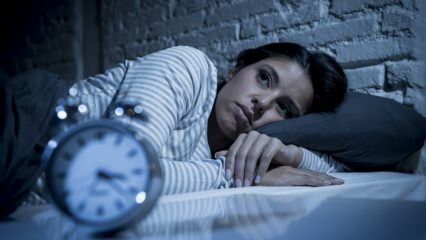 Kādas ir nepilnvērtīga miega sekas? Kas notiek, ja dienu negulējam?