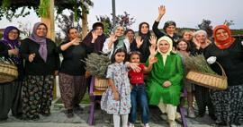 Pirmā lēdija Erdogana apmeklēja ekoloģisko ciematu un novāca lavandu Ankarā