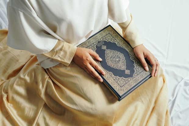 Kāda ir atlīdzība par Suras Kehfa lasīšanu piektdien? Surat al-Kahf izruna un tikumi arābu valodā!
