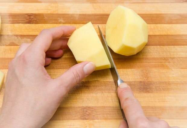 Kādas ir kartupeļu priekšrocības ādai? Vai kartupeļi berzē seju? Kartupeļu izmantošana ādas kopšanā