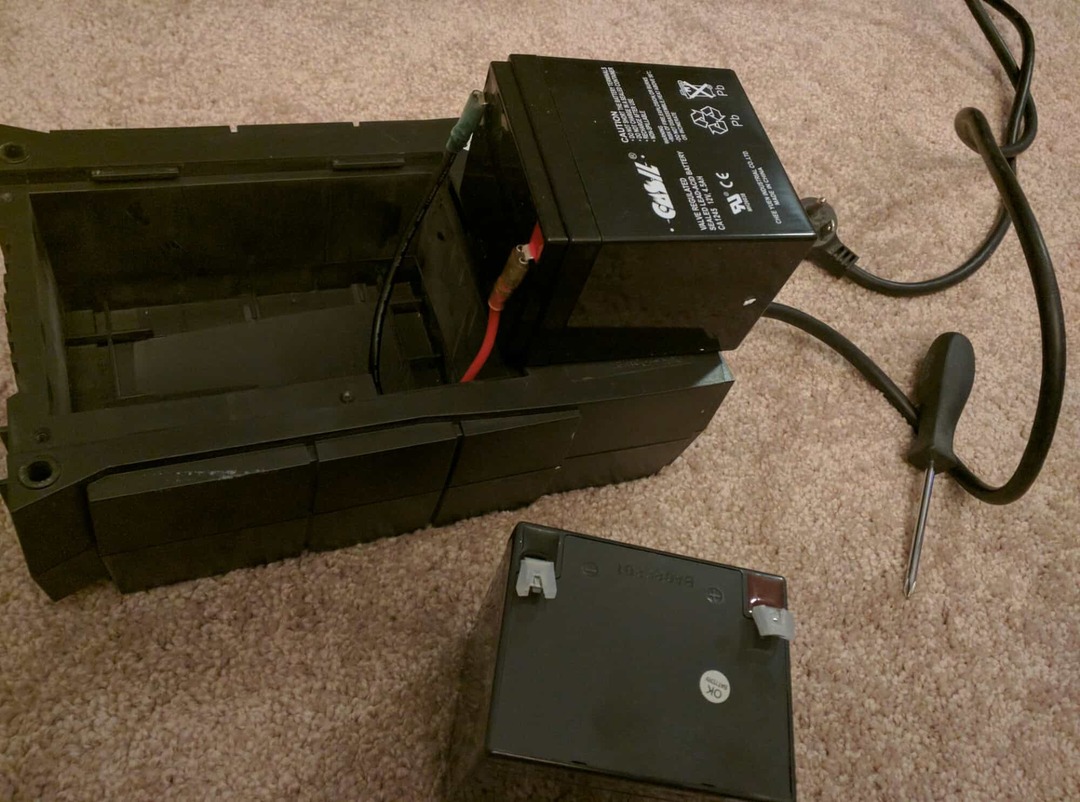 DIY pārsprieguma aizsarga remonts: nomainiet savu UPS akumulatoru un ietaupiet no USD 30 līdz USD 150