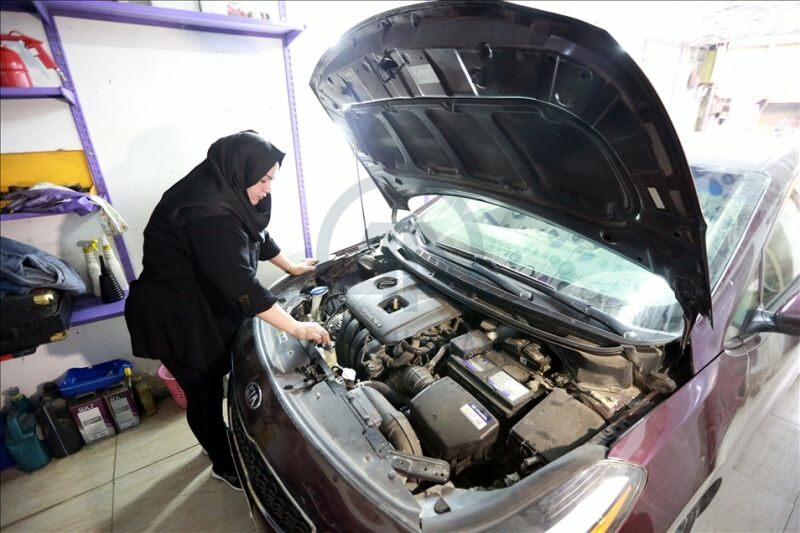 Divi universitātes absolventi Um Rıza kļūst par Bagdādes pirmo sieviešu automehāniķi