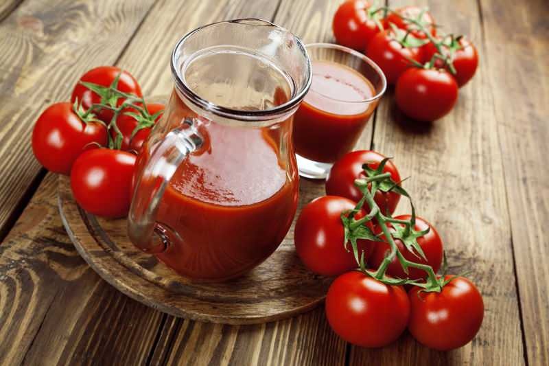Pārtikas produkti, piemēram, selerijas un burkāni, palielina tomātu sulas priekšrocības.