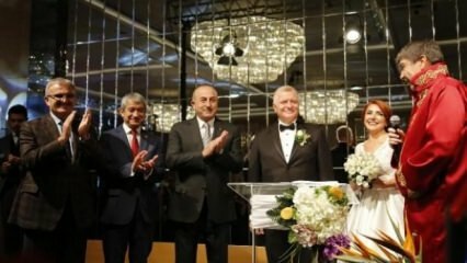 Ārlietu ministrs Çavuşoğlu piedalījās kāzu ceremonijā Antālijā