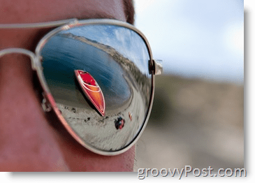Fotogrāfija - diafragmas piemērs - saulesbrilles ar slēpošanas laivas atstarojumu sarkanā krāsā