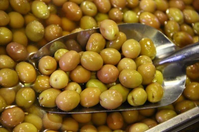 Sālītu zaļo olīvu vietā vajadzētu patērēt mazāk sāļās zaļās olīvas