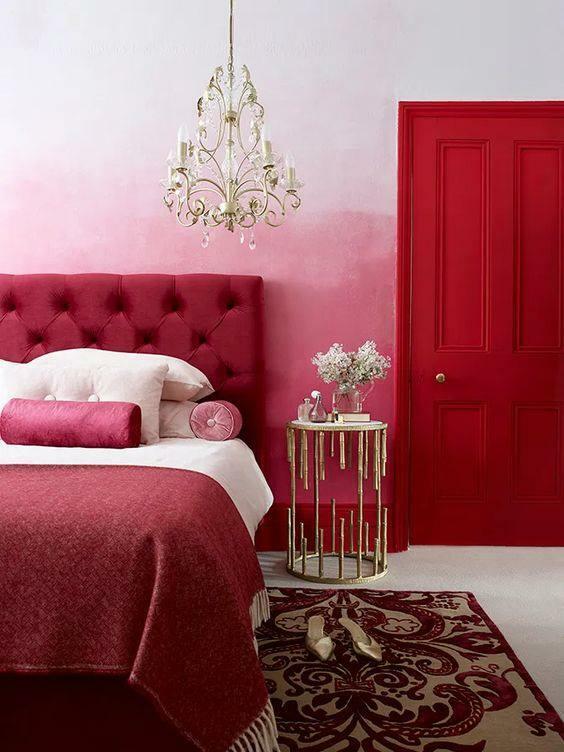Sarkana un rozā guļamistabas apdare