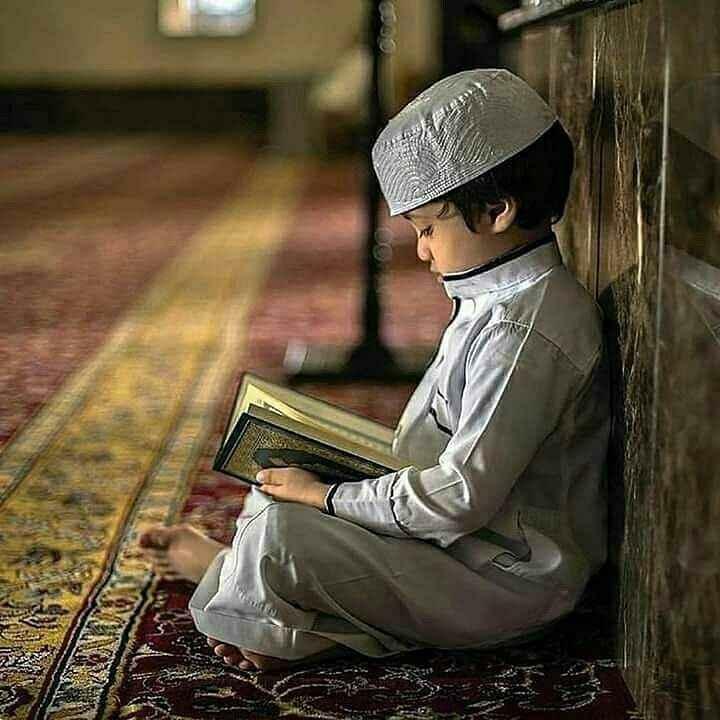 zēns lasa Korānu