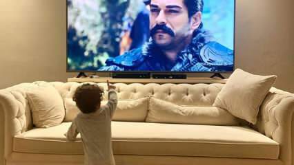 Buraks Özčivits pirmo reizi dalījās ar savu dēlu! Kad Karans Özčivits ieraudzīja savu tēvu televizorā ...