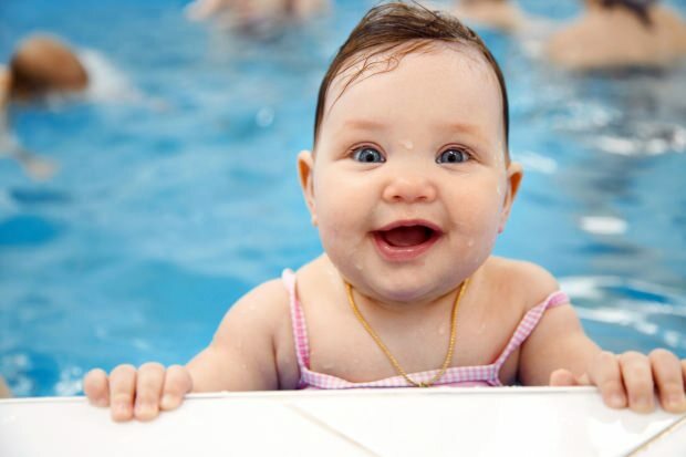 Vai mazuļi var peldēties baseinā vai jūrā?